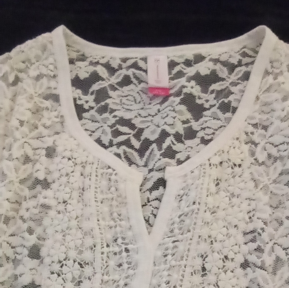 ✳️3/$20✳️ Stretch lace Top - Picture 2 of 4